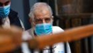 أول ظهور لمحمود عزت.. "ثعلب الإخوان" بقفص المحاكمة