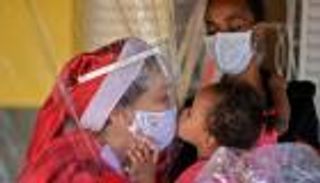 صور.. عناق ماما نويل في 2020 "من وراء حجاب"