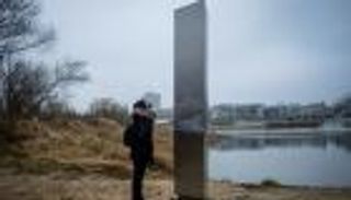 "اللغز الغامض" يطير إلى بولندا.. مسلة جديدة تظهر فجأة