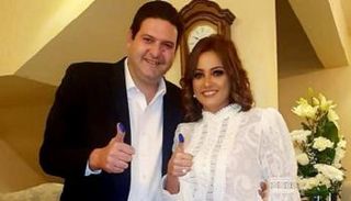 بشرى وسالم هيكل عقب التوقيع على وثائق الزواج