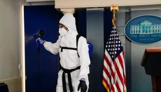 جانب من عملية النظافة بالبيت الأبيض 