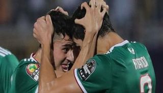 عيسى ماندي ويوسف عطال نجما منتخب الجزائر