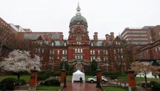 مستشفى جونز هوبكينز الجامعي في بالتيمور 