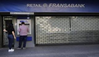 لبناني يحاول سحب نقود من ماكينة صراف آلي