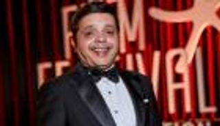 بالصور.. محمد هنيدي يرد بعد صمت 17 عاما على لغز تاريخي