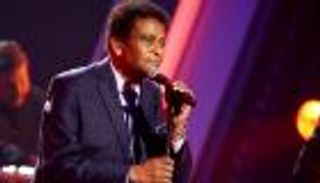 كورونا ينهي حياة تشارلي برايد.. أسطورة موسيقى الريف الأمريكي 