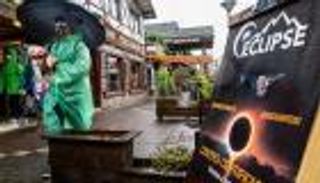 آلاف يترقبون الكسوف الكلي للشمس.. أين ومتى؟