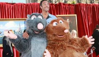 الممثل براد جاريت مع ممثلين متنكرين بزي اثنتين من شخصيات فيلم "راتاتوي"