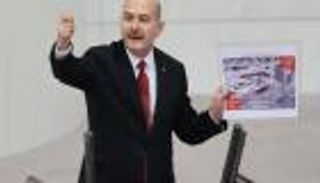 بالصور.. وزير داخلية أردوغان يقود "خناقة" داخل البرلمان