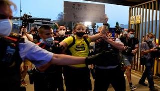 جمهور برشلونة يقتحم 