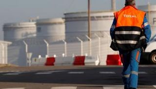 عامل قرب مصفاة توتال الفرنسية العملاقة - رويترز