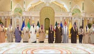 أمير الكويت متوسطا أعضاء الحكومة الجديدة