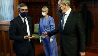 لافروف يصافح الشيخ عبدالله بن زايد آل نهيان