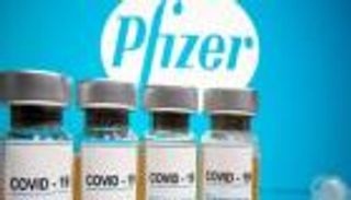 ممرضة تحصل على أول لقاح مضاد لكوفيد-19 في نيويورك