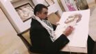 أنجز 4 آلاف لوحة.. فلسطيني من أصحاب الهمم يطوع النار في لوحات فنية