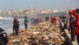 صور.. استنفار بسواحل الجزائر بعد غرق سفينة بـ9 بحارة