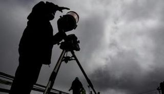 عالم فلك يحضر مقرابه في تشيلي رغم السحب في السماء بانتظار كسوف الشمس