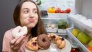 كيف يؤثر السكر على هرمونات الشهية لدى الشباب؟