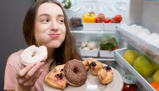 سكر المائدة يوجد في الحلوى والحبوب والأطعمة المعبأة