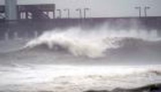 أعاصير تبتلع الشواطئ في أستراليا.. وإجلاء المئات