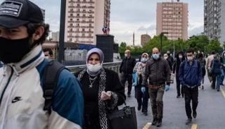 مارة يرتدون كمامات للوقاية من فيروس كورونا في تركيا