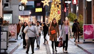 أشخاص يتسوقون في هولندا والغالبية بلا كمامة