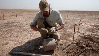 أخصائي متفجرات يرفع لغما أرضيا