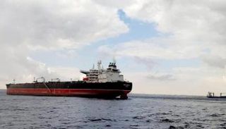 ناقلة نفط بميناء الحريقة النفطي - أرشيفية