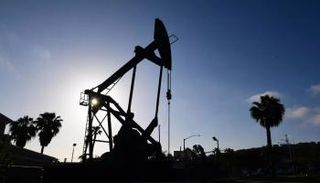 مخزون الخام الأمريكي يتراجع والنفط يستجيب صعودا