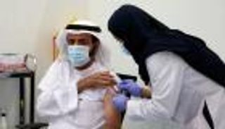 وزير الصحة السعودي يتلقى أول جرعة من لقاح كورونا بالمملكة
