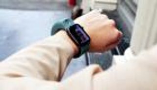 سوار مزود بكاميراتين لـ"أبل ووتش".. شاهد طريقة الاستخدام
