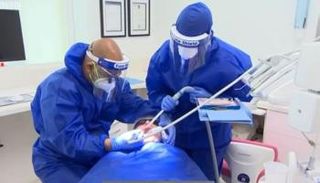 لا ينبغي على من يعاني أعراض كورونا الذهاب إلى طبيب الأسنان