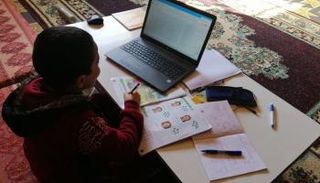 طالب بغزة يتابع دروسه عن بعد