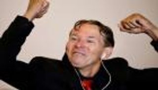 أفضل مشجع كرة قدم.. عندما يتغلب الشغف على الفقر