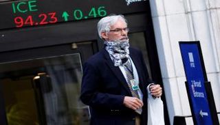 متداول أمام بورصة نيويورك - رويترز