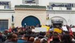 وقفة احتجاجية أمام البرلمان التونسي للتنديد بعنف الإخوان