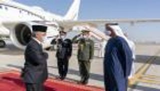 محمد بن زايد يتقدم مستقبلي ملك ماليزيا بالإمارات 