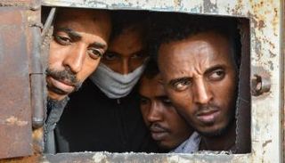 مهاجرون في أحد مراكز الاحتجاز بليبيا