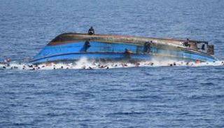 مهاجرون يصارعون الغرق قبالة سواحل ليبيا - أرشيفية