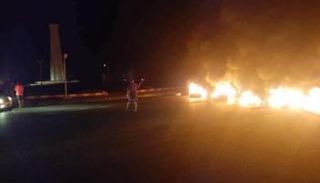 متظاهرون يضرمون النار في شوارع طرابلس - أرشيفية