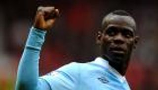 نوادر كروية.. بالوتيلي يتوقف أمام مدرسة لدخول الحمام