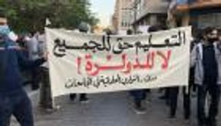 طلاب لبنان يدفعون ثمن انهيار الليرة مقابل الدولار