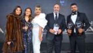 صور.. يسرا ونيللي كريم والنبوي وزاهر يحصدون جوائز "دير جيست" 