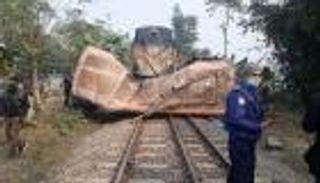 12 قتيلا باصطدام قطار وحافلة ركاب في بنجلاديش