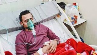 جون مدحت عقب نقله للمستشفى بعد الحادث