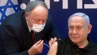 بنيامين نتنياهو خلال تلقي لقاح كورونا