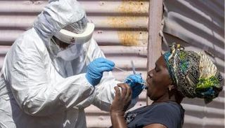 امرأة تجري فحص كورونا