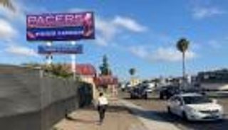 قاض أمريكي يعفي ناديين للرقص العاري من إغلاق كورونا