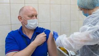 أحد رواد الفضاء الروس يتلقى لقاح كورونا