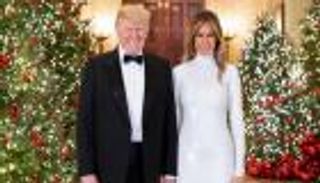 ترامب وميلانيا في زي موحد بآخر احتفال بالبيت الابيض